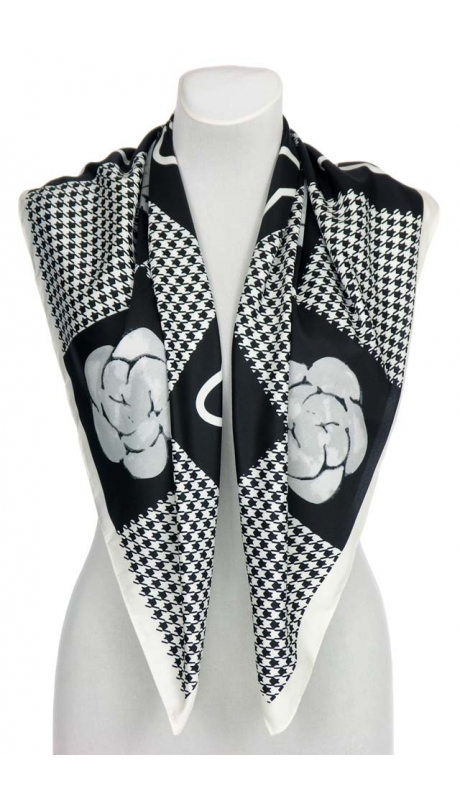 SATYNOWA APASZKA BIAŁO CZARNA PEPITO RÓŻE SERCA 90/90 cm