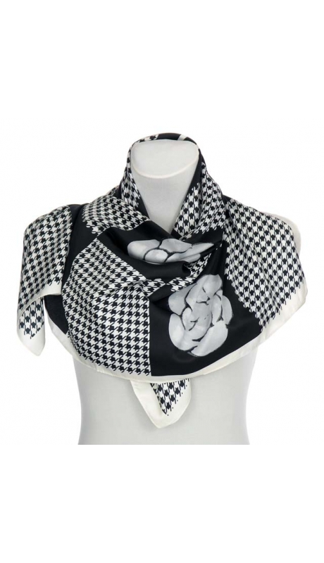 SATYNOWA APASZKA BIAŁO CZARNA PEPITO RÓŻE SERCA 90/90 cm