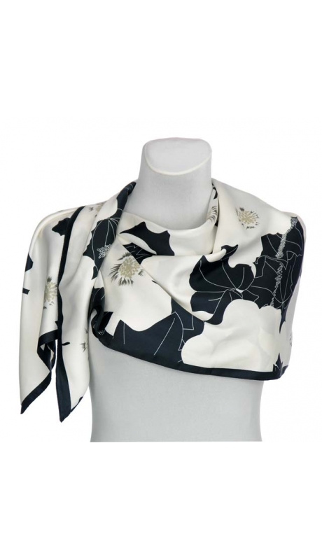 KREMOWO CZARNA SATYNOWA APASZKA W KWIATY 90/90 cm