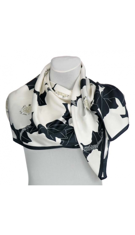 KREMOWO CZARNA SATYNOWA APASZKA W KWIATY 90/90 cm