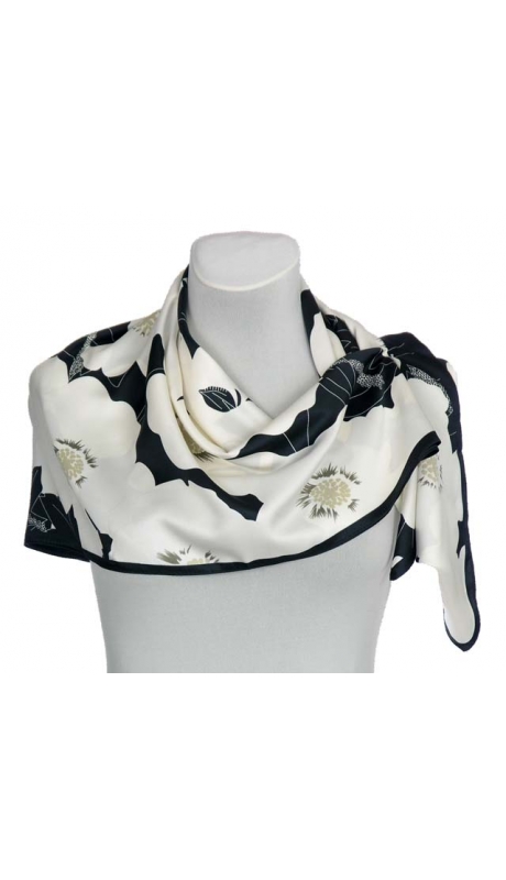 KREMOWO CZARNA SATYNOWA APASZKA W KWIATY 90/90 cm