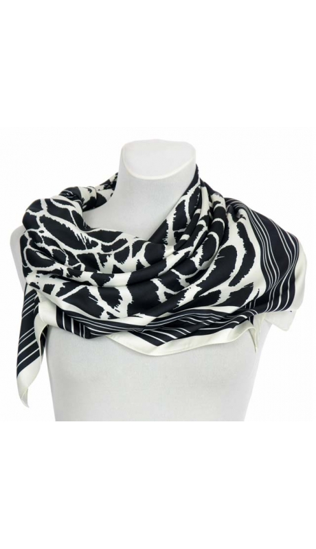 SATYNOWA APASZKA KONTURY Z CZARNO BIAŁYM KWIATEM 90/90 cm