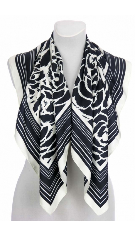 SATYNOWA APASZKA KONTURY Z CZARNO BIAŁYM KWIATEM 90/90 cm