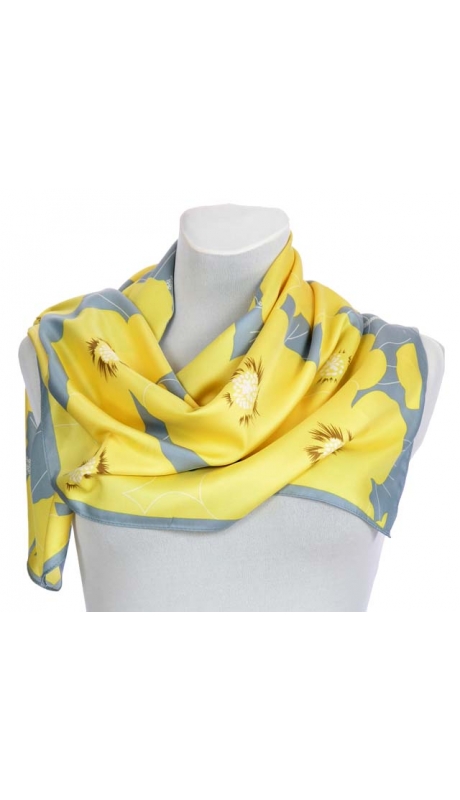 SATYNOWA APASZKA W KWIATY POPIEL Z żÓŁTYM 90/90 cm