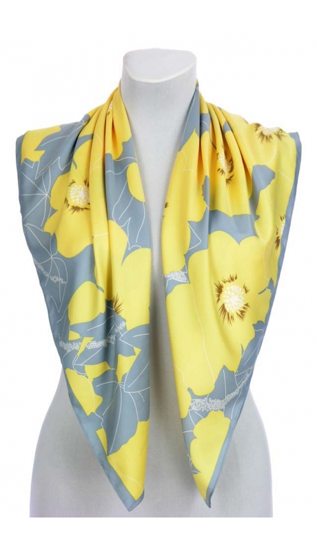 SATYNOWA APASZKA W KWIATY POPIEL Z żÓŁTYM 90/90 cm